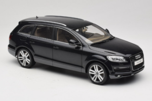 Audi Q7 Črn Kyosho 1:18 09221BK Kovina – slika 6 od 8