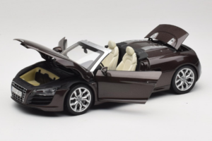 Audi R8 5.2 Spyder Teak Brown Kyosho 1:18 5010918525 Kovina – slika 2 od 8