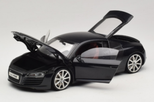 Audi R8 Črn Kyosho 1:18 09213BK Kovina – slika 2 od 8