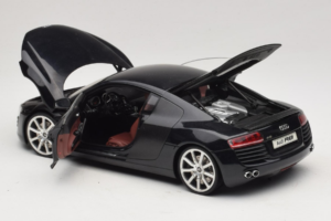 Audi R8 Črn Kyosho 1:18 09213BK Kovina – slika 5 od 8
