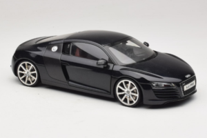 Audi R8 Črn Kyosho 1:18 09213BK Kovina – slika 6 od 8