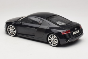 Audi R8 Črn Kyosho 1:18 09213BK Kovina – slika 7 od 8