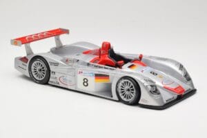 Audi R8 LMP900 #8 Audi Sport Team Joest F. Biela / E. Pirro / T. Kristensen 24 Hours of Le Mans 2000 Maisto 1:18 38899 Kovina – slika 4 od 6