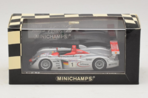 Audi R8 LMP #1 F. Biela / E. Pirro / T. Kristensen 24 Hours of Le Mans Winner 2001 Minichamps 1:43 400011201 Kovina – slika 4 od 4
