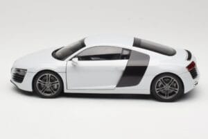 Audi R8 Type 42 Suzuka Grey Kyosho 1:18 09213SG Kovina – slika 4 od 8