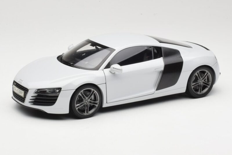 Audi R8 Type 42 Suzuka Grey Kyosho 1:18 09213SG Kovina