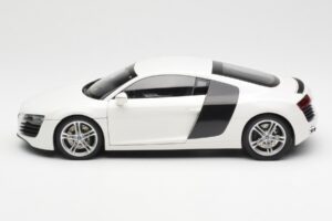 Audi R8 Type 42 Bel Kyosho 1:18 09213W Kovina – slika 4 od 8