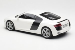 Audi R8 Type 42 Bel Kyosho 1:18 09213W Kovina – slika 7 od 8