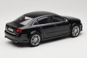 Audi RS4 B7 Sedan Phantom Black Minichamps 1:18 5010509115 Kovina – slika 3 od 8