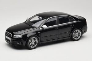 Audi RS4 B7 Sedan Phantom Black Minichamps 1:18 5010509115 Kovina
