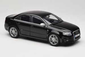 Audi RS4 B7 Sedan Phantom Black Minichamps 1:18 5010509115 Kovina – slika 6 od 8