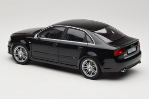 Audi RS4 B7 Sedan Phantom Black Minichamps 1:18 5010509115 Kovina – slika 7 od 8
