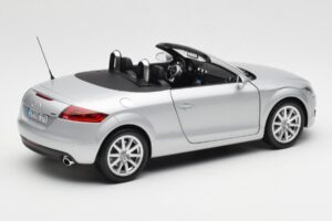 Audi TT 8J Roadster Svetlo Srebrn Minichamps 1:18 5010500515 Kovina – slika 3 od 8
