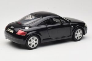 Audi TT 8N Črna Revell 1:18 08953 Kovina – slika 3 od 8