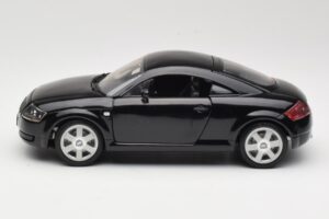 Audi TT 8N Črna Revell 1:18 08953 Kovina – slika 4 od 8