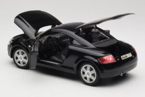 Audi TT 8N Črna Revell 1:18 08953 Kovina – slika 5 od 8