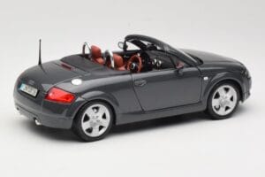 Audi TT 8N Roadster Siv Maisto 1:18 50346 Kovina – slika 3 od 8