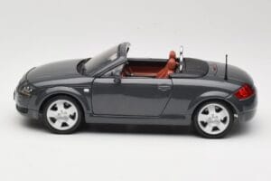 Audi TT 8N Roadster Siv Maisto 1:18 50346 Kovina – slika 4 od 8