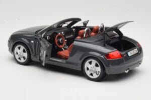 Audi TT 8N Roadster Siv Maisto 1:18 50346 Kovina – slika 5 od 8