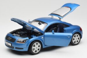 Audi TT 8N Moder Revell 1:18 8954 Kovina – slika 2 od 8