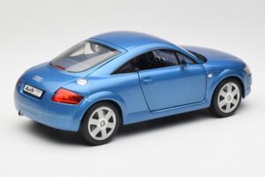 Audi TT 8N Moder Revell 1:18 8954 Kovina – slika 3 od 8