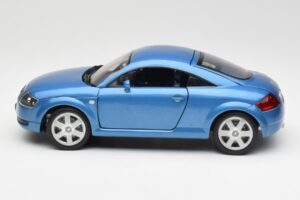 Audi TT 8N Moder Revell 1:18 8954 Kovina – slika 4 od 8