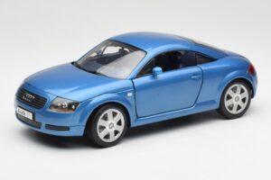 Audi TT 8N Moder Revell 1:18 8954 Kovina