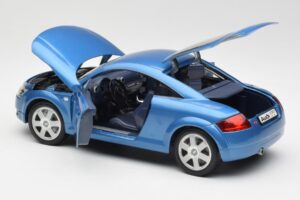 Audi TT 8N Moder Revell 1:18 8954 Kovina – slika 5 od 8