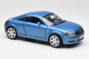 Audi TT 8N Moder Revell 1:18 8954 Kovina – slika 6 od 8