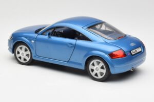 Audi TT 8N Moder Revell 1:18 8954 Kovina – slika 7 od 8