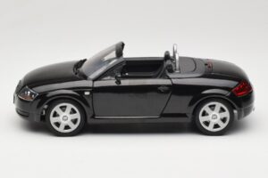 Audi TT 8N Roadster Črna Revell 1:18 8980 Kovina – slika 4 od 8