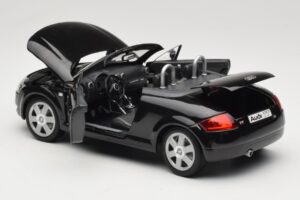 Audi TT 8N Roadster Črna Revell 1:18 8980 Kovina – slika 5 od 8