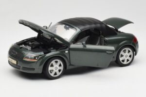 Audi TT 8N Roadster Zelena Revell 1:18 08979 Kovina – slika 2 od 8