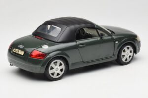 Audi TT 8N Roadster Zelena Revell 1:18 08979 Kovina – slika 3 od 8