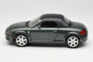 Audi TT 8N Roadster Zelena Revell 1:18 08979 Kovina – slika 4 od 8