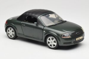 Audi TT 8N Roadster Zelena Revell 1:18 08979 Kovina – slika 6 od 8