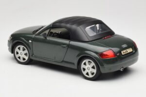 Audi TT 8N Roadster Zelena Revell 1:18 08979 Kovina – slika 7 od 8