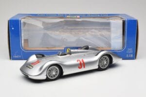 Auto Union Typ C Stromlinie #31 B. Rosemeyer 1937 Srebrna Revell 1:18 08436 Kovina – slika 8 od 8