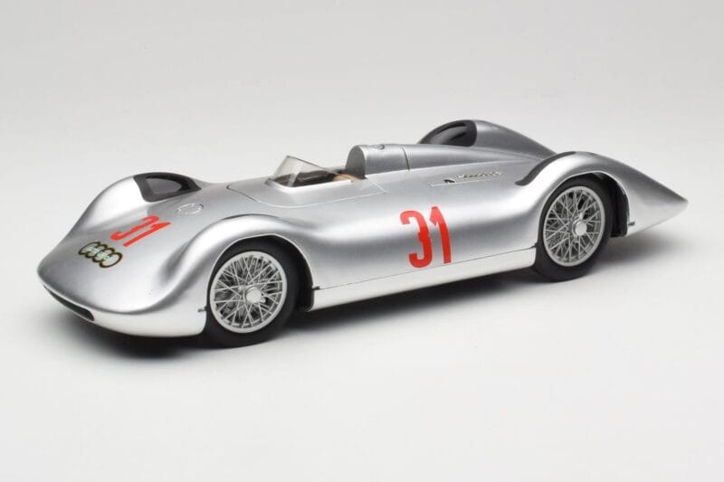 Auto Union Typ C Stromlinie #31 B. Rosemeyer 1937 Srebrna Revell 1:18 08436 Kovina