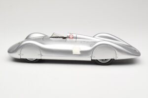 Auto Union Type C Streamliner #72 B. Rosemeyer World Record 1937 Revell 1:18 08420 Kovina – slika 3 od 6