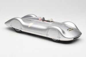 Auto Union Type C Streamliner #72 B. Rosemeyer World Record 1937 Revell 1:18 08420 Kovina – slika 4 od 6
