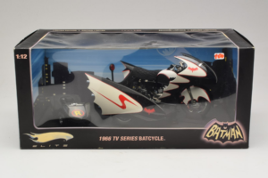 Batcycle & Sidecar Batman TV Series Hot Wheels 1:18 R0006 Kovina – slika 2 od 2