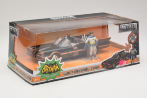 Batmobile S Figurico Batmana Metals Diecast 1:24 98259 Kovina – slika 2 od 3