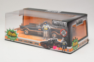 Batmobile S Figurico Batmana Metals Diecast 1:24 98259 Kovina – slika 3 od 3