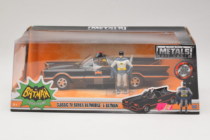 Batmobile S Figurico Batmana Metals Diecast 1:24 98259 Kovina