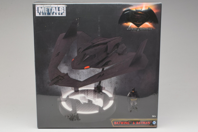 Batwing & Batman Set Metals Diecast 1:24 Batwing & Batman Set Metals Diecast 1:24 98325 Kovina