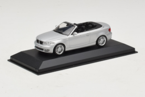 BMW 1-Series E88 Kabriolet Titan Silver Minichamps 1:43 80420427037-R1 Kovina – slika 2 od 5