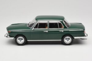 BMW 2000 121 Zelen MCG 1:18 MCG18542 Kovina – slika 3 od 6
