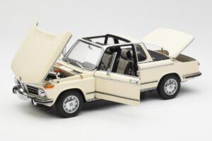 BMW 2002 Baur Kabriolet E10 Chamonix Bel AUTOart 1:18 70532 Kovina – slika 2 od 8