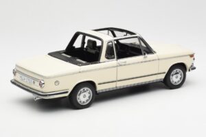 BMW 2002 Baur Kabriolet E10 Chamonix Bel AUTOart 1:18 70532 Kovina – slika 3 od 8